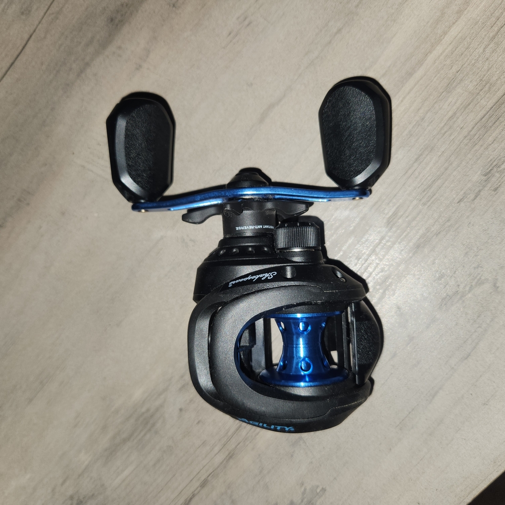 Shakespear Agility Low Profile Reel - Black and Blue - Picture 2 of 6